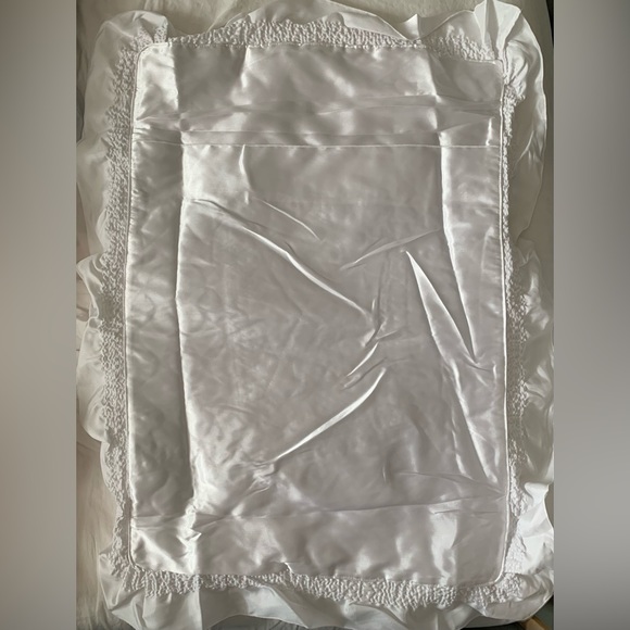 New Red Roses White Satin Embroidered Quilted Bedspread Full Double - Picture 15 of 16